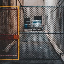 Забор из евроштакетника: способы укладки и монтаж