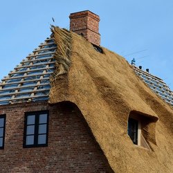 Монтаж шифера на крышу: правильный нахлест и крепеж